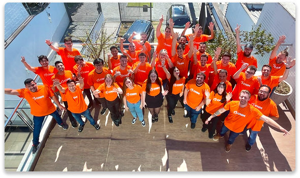 Equipe sorridente uniformizada com camisetas do CNM, simbolizando o time por trás do sistema para cafeterias, pronto para oferecer suporte técnico e consultoria.